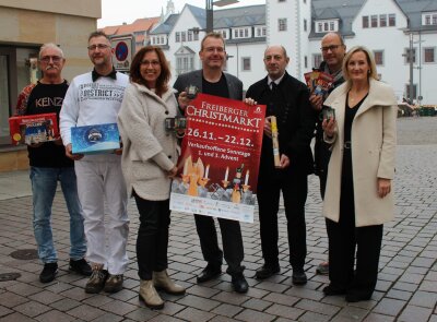 Vorbereitungen auf Hochtouren: So schön wird der Freiberger Weihnachtsmarkt - Bäckermeister Härtig und Schaarschmidt, Amtsleiterin Kultur-Stadt-Marketing Anja Fiedler, Oberbürgermeister Sven Krüger. Foto: Renate Fischer