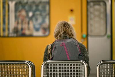 Vorbild Tokio: Berliner Grüne wollen U-Bahn-Wagen für Frauen - Die Berliner Grünen wollen die Sicherheit für weibliche Fahrgäste verbessern und schlagen spezielle Frauenabteile in der U-Bahn vor. (Archivbild)