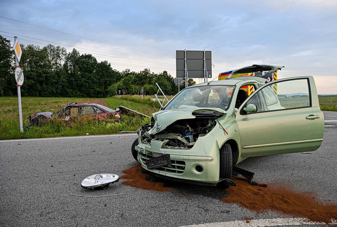 Vorfahrtsfehler endet in Totalschaden: Vollsperrung nach Crash auf sächsischer Kreisstraße - Zu einem Verkehrsunfall kam es am Mittwochabend auf der K 8631 bei Schlegel. Foto: xcitepress