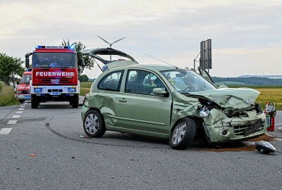 Vorfahrtsfehler endet in Totalschaden: Vollsperrung nach Crash auf sächsischer Kreisstraße - Zu einem Verkehrsunfall kam es am Mittwochabend auf der K 8631 bei Schlegel. Foto: xcitepress