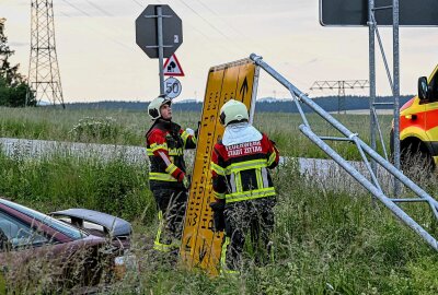 Vorfahrtsfehler endet in Totalschaden: Vollsperrung nach Crash auf sächsischer Kreisstraße - Zu einem Verkehrsunfall kam es am Mittwochabend auf der K 8631 bei Schlegel. Foto: xcitepress