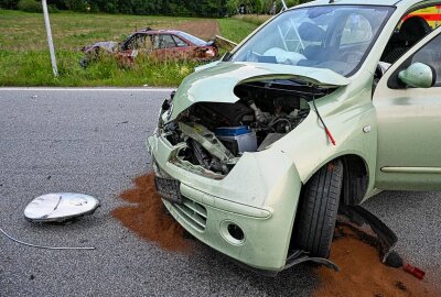 Vorfahrtsfehler endet in Totalschaden: Vollsperrung nach Crash auf sächsischer Kreisstraße - Ersten Erkenntnissen nach kam es an der Kreuzung zur K8617 (Schlegler Kreuz) zu einem Verkehrsunfall wegen der Missachtung der Vorfahrt. Foto: xcitepress