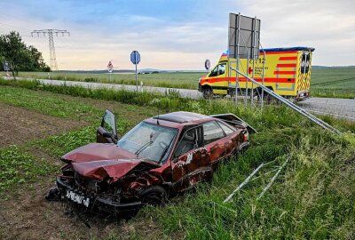 Vorfahrtsfehler endet in Totalschaden: Vollsperrung nach Crash auf sächsischer Kreisstraße - Ersten Erkenntnissen nach kam es an der Kreuzung zur K8617 (Schlegler Kreuz) zu einem Verkehrsunfall wegen der Missachtung der Vorfahrt. Foto: xcitepress