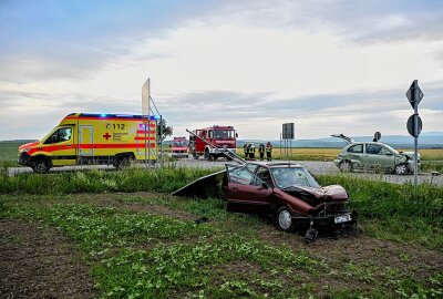 Vorfahrtsfehler endet in Totalschaden: Vollsperrung nach Crash auf sächsischer Kreisstraße -  Beide Fahrzeuge waren völlig zerstört und erlitten einen Totalschaden. Foto: xcitepress