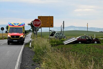 Vorfahrtsfehler endet in Totalschaden: Vollsperrung nach Crash auf sächsischer Kreisstraße -  Beide Fahrzeuge waren völlig zerstört und erlitten einen Totalschaden. Foto: xcitepress