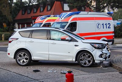 Vorfahrtsfehler? Zwei Verletzte im Krankenhaus nach Kreuzungscrash - An der Kreuzung Bergmannstraße/Ernst-Thälmann-Straße im Ortsteil Schwarze Pumpe krachte es am späten Dienstagnachmittag zwischen zwei PKW. Foto: Xcitepress