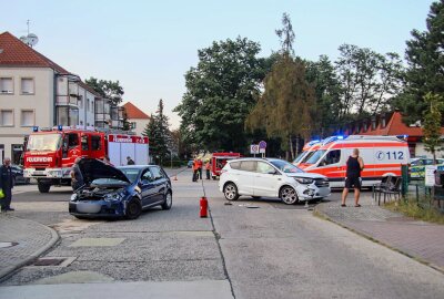 Vorfahrtsfehler? Zwei Verletzte im Krankenhaus nach Kreuzungscrash - Es wurden bei dem Unfall zwei Personen verletzt und durch den Rettungsdienst in ein Krankenhaus transportiert. Foto: Xcitepress