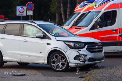 Vorfahrtsfehler? Zwei Verletzte im Krankenhaus nach Kreuzungscrash - Es wurden bei dem Unfall zwei Personen verletzt und durch den Rettungsdienst in ein Krankenhaus transportiert. Foto: Xcitepress