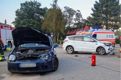 Vorfahrtsfehler? Zwei Verletzte im Krankenhaus nach Kreuzungscrash - Es wurden bei dem Unfall zwei Personen verletzt und durch den Rettungsdienst in ein Krankenhaus transportiert. Foto: Xcitepress