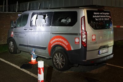 Vorfall in Krefeld: Was wir wissen – und was nicht - Zwei Scheiben eines Minibus sind beschädigt worden.