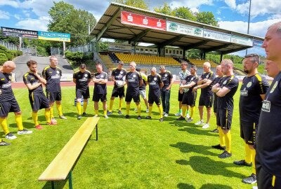 Vorhang auf: Das ist die neue Traditionself des VFC Plauen - Der VFC Traditionself e.V. hat Premiere gefeiert. Hier gibt es Bilder vom heutigen Tag. Fotos: Karsten Repert