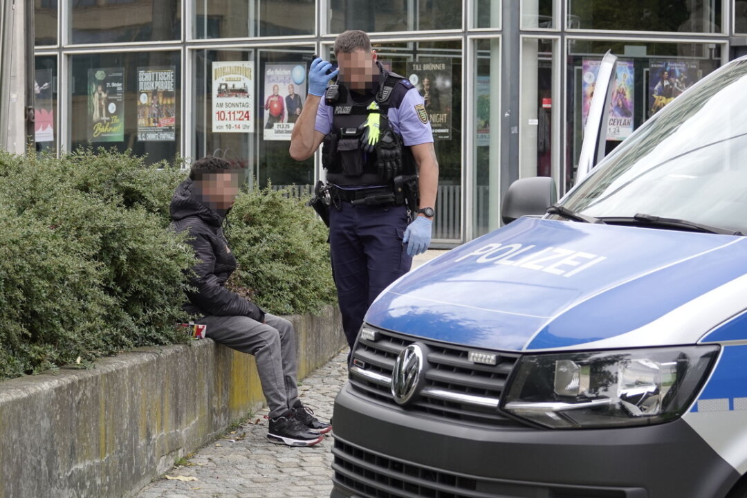 Vorläufige Festnahme: Räuberischer Diebstahl und Körperverletzung in Chemnitzer City - Beamte der Operativen Einsatzgruppe (OEG) nahmen am Mittwochnachmittag einen 19-jährigen Mann nach einem Raubdelikt zum Nachteil eines 22-Jährigen vorläufig fest.