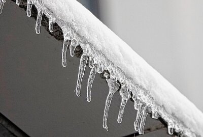 Vorsicht vor Dachlawinen und Eiszapfen in Chemnitz - Dachlawinen- und Eiszapfengefahr in Chemnitz. Foto: Harry Haertel