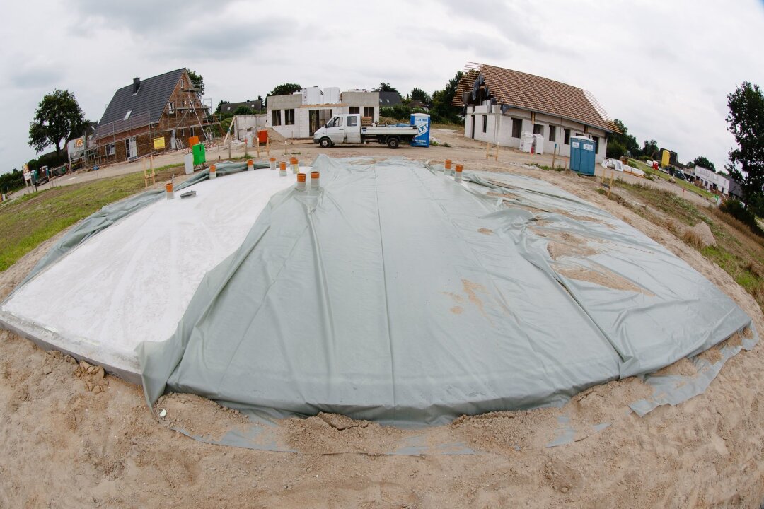 Vorsicht vor versteckten Kosten: Bauverträge genau prüfen - Bauherren sollten bei Vertragsregelungen zu Baustrom und -wasser sowie bei der Organisation und Kostenübernahme von Bautoilette, Bauwagen oder der Entsorgung von Bauabfällen genau hinschauen.