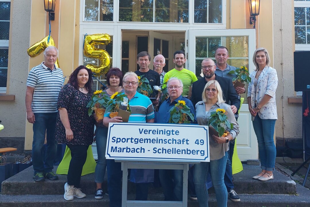 VSG "49" Marbach/Schellenberg feiert - Gruppenfoto der acht geehrten Vereinsmitglieder mit Gruppenvorstand, Weinkönigin und KSB Geschäftsführer.