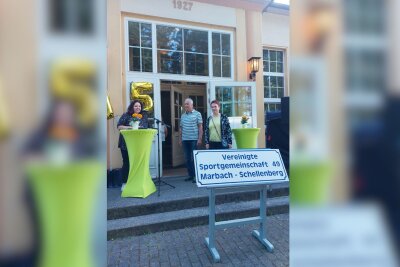 VSG "49" Marbach/Schellenberg feiert - Eifrige Laudatoren: Carolin Klinger und Frieder Arnold.