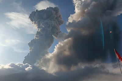 Vulkan Lewotobi Laki-Laki in Indonesien erneut ausgebrochen - Der Feuerberg spuckt seit Tagen immer mehr Asche.