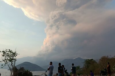 Vulkanausbruch in Indonesien: Internationale Flüge betroffen - Über dem Vulkan liegt eine riesige Aschewolke in der Luft.