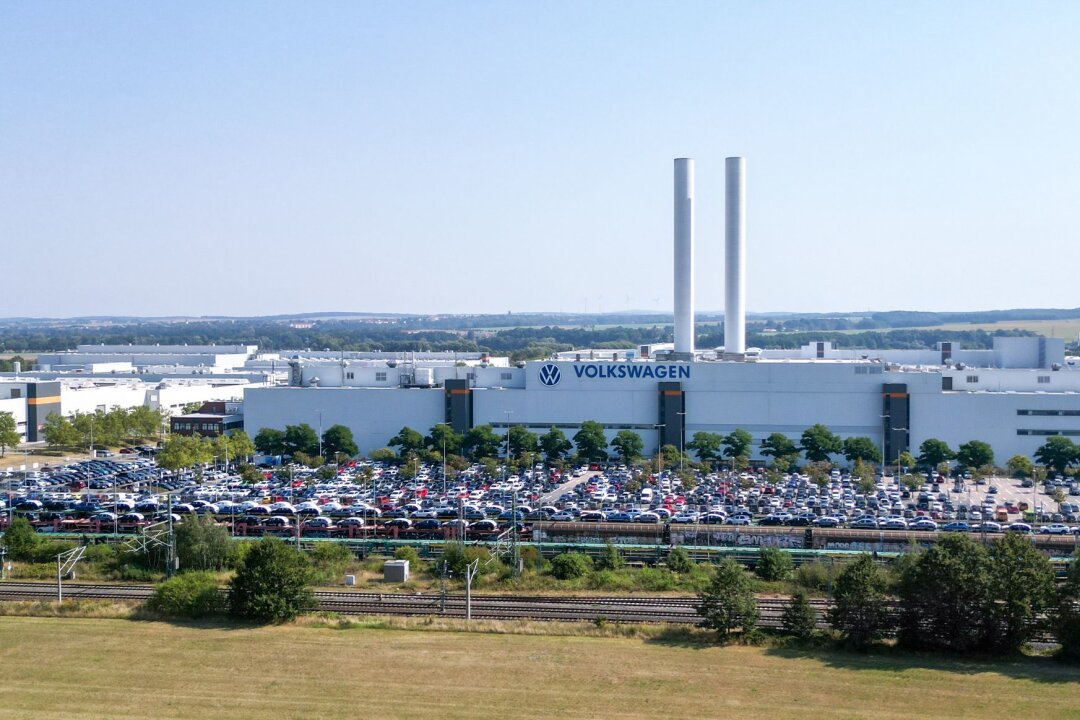 VW-Beschäftigte erwartet heißer Winter: Mindestens 3 Werke in Deutschland sollen geschlossen werden - Auch der E-Auto-Vorzeigefabrik von Volkswagen in Zwickau drohen laut Plänen des Konzerns harte Einschnitte.