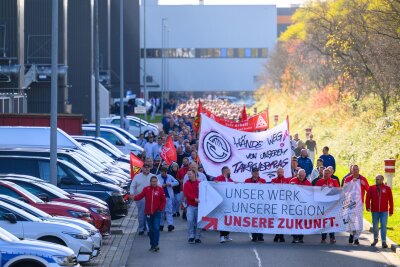 VW-Beschäftigte erwartet heißer Winter: Mindestens 3 Werke in Deutschland sollen geschlossen werden - Protest von Volkswagen-Beschäftigten in Zwickau: Auch den VW-Standorten in Sachsen drohen harte Einschnitte.