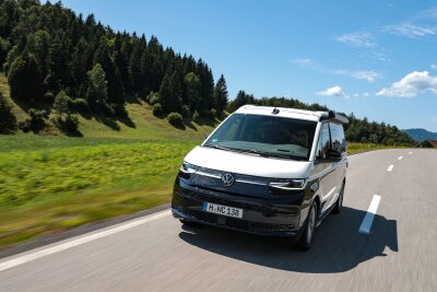 VW feiert Wiedereröffnung im Hotel California - Unauffällig reisen: Aus dieser Perspektive sieht das Wohnmobil fast wie ein gewöhnlicher Transporter aus.