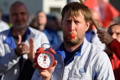 VW-Mitarbeiter sauer - Betriebsrat droht mit "heißem Winter" - Protest von VW-Mitarbeitern im Zwickauer Volkswagen-Werk.