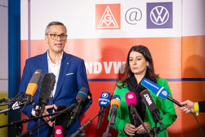 VW-Tarifrunde: IG Metall drängt auf Lösung bis Weihnachten - IG-Metall-Bezirksleiter Thorsten Gröger und Betriebsratschefin Daniela Cavallo wollen sich bis Weihnachten mit VW einigen. (Archivbild)