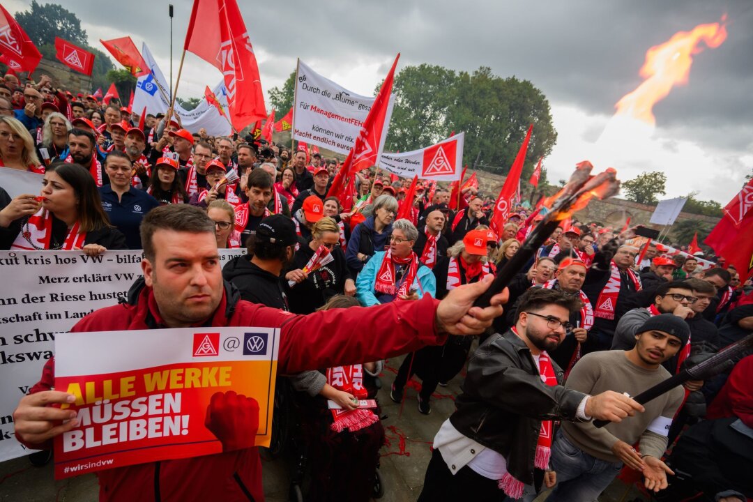 VW-Tarifrunde: IG Metall macht mit Protest-Kundgebung Druck - Bereits zur ersten Tarifrunde bei VW protestierten im September Tausende Metaller in Hannover vor dem Verhandlungssaal. (Archivbild)