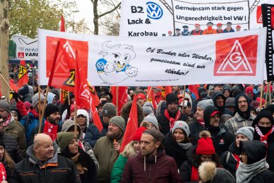 VW-Tarifrunde: Mehr als 6.000 protestieren in Wolfsburg - VW-Mitarbeiter aus allen deutschen Werke kamen zur Protest-Kundegebung nach Wolfsburg.