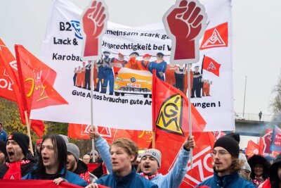 VW-Tarifrunde: Mehr als 6.000 protestieren in Wolfsburg - Laut IG Metall hatten sich die Teilnehmer für die Kundegebung frei genommen. Noch sei es kein Warnstreik.