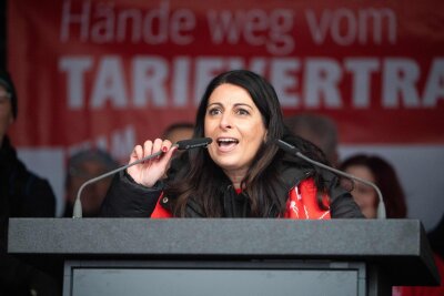 VW-Tarifrunde: Mehr als 6.000 protestieren in Wolfsburg - Betriebsratschefin Daniela Cavallo spricht von einem Vorgeschmack auf das, was ab Dezember auf VW zu kommen könnte.