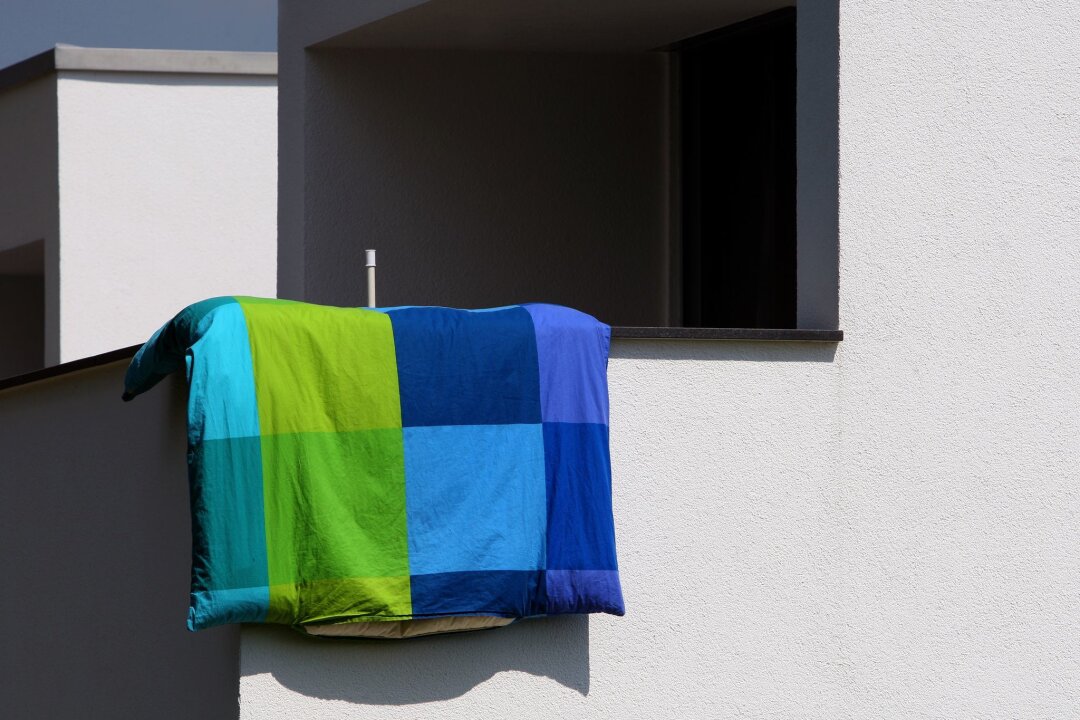 Wäschelüften am Fenster: Nachbarn müssen das hinnehmen - Bettwäschelüften erlaubt: Laut Landgericht Karlsruhe müssen Nachbarn das morgendliche Lüften von Bettwäsche aus dem Fenster hinnehmen, solange die Hausordnung es nicht ausdrücklich untersagt.