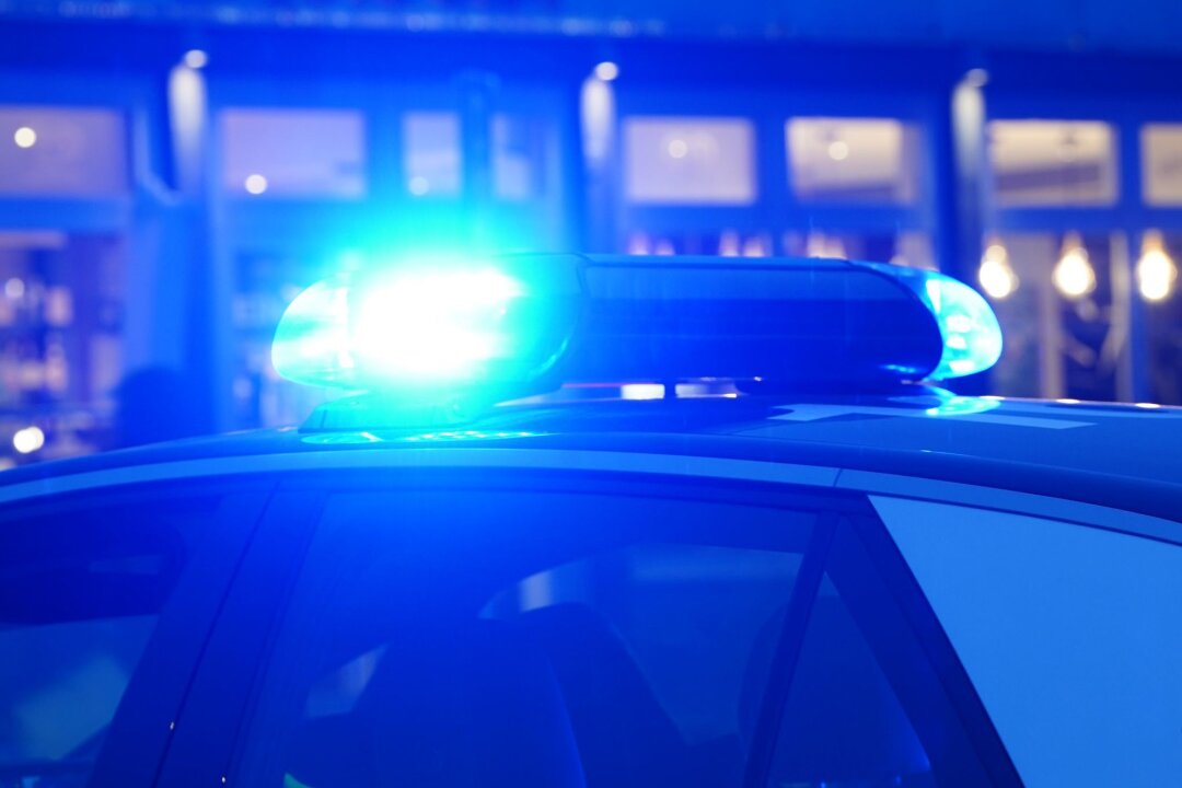 Waffenfund in Erlangen - Extremistischer Hintergrund möglich - Polizei findet in einem Erlanger Haus ein großes Waffenlager. (Symbolbild) 