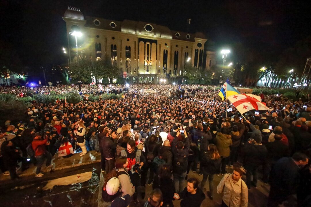 Wahlbetrug? Proteste in Georgien - Zurückhaltung im Westen - Zehntausende Menschen haben in der georgischen Hauptstadt gegen den offiziell erklärten Wahlsieg der Regierungspartei Georgischer Traum protestiert.