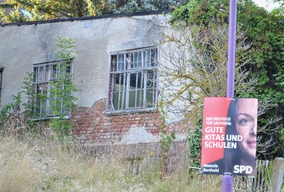 Wahlplakate in Sachsen: Nichtssagend, provokant und teilweise "deutlich drüber" - An diesem Standort in Pleißa passen Wahlslogan und Hintergrund nicht so richtig zusammen. Foto: Jürgen Sorge