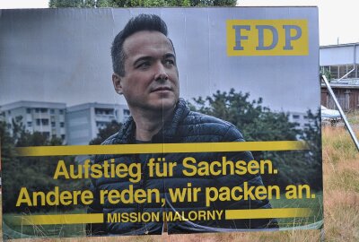 Wahlplakate in Sachsen: Nichtssagend, provokant und teilweise "deutlich drüber" - Die FDP wirbt mit ihren Spitzenkandidaten Robert Malorny unter anderem am Ostring in Limbach-Oberfrohna. Foto: Jürgen Sorge