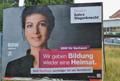 Wahlplakate in Sachsen: Nichtssagend, provokant und teilweise "deutlich drüber" - An gleicher Stelle wirbt das Bündnis Sahra Wagenknecht mit einem Porträt der Namensgeberin. Foto: Jürgen Sorge