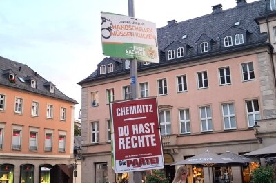 Wahlplakate in Sachsen: Nichtssagend, provokant und teilweise "deutlich drüber" - Zwei konträre Konkurrenten an einem Mast. Foto: Anika Weber