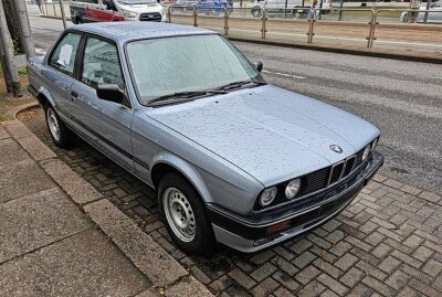 Wal in Chemnitzer Tiefgarage gestrandet, Feuerwehr flutet PKW: Was hat es damit auf sich? - Vor dem Pressehaus in der Brückenstraße rückte die Feuerwehr an und flutete einen geparkten historischen BMW. Foto: Harry Härtel