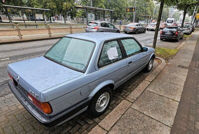 Wal in Chemnitzer Tiefgarage gestrandet, Feuerwehr flutet PKW: Was hat es damit auf sich? - Vor dem Pressehaus in der Brückenstraße rückte die Feuerwehr an und flutete einen geparkten historischen BMW. Foto: Harry Härtel