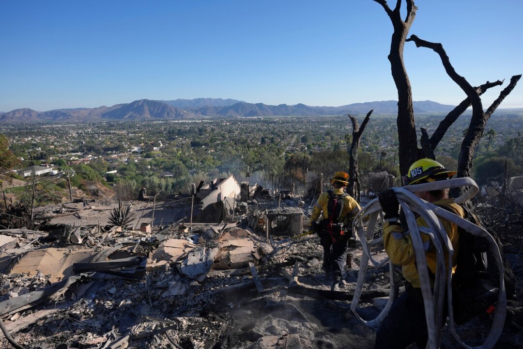 Waldbrände an beiden Küsten der USA - Zerstörungen durch das Mountain Fire im Süden Kaliforniens. 