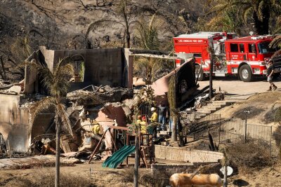 Waldbrand in Kalifornien legt Häuser in Schutt und Asche - Der Kampf gegen die Flammen dauert weiter an. 