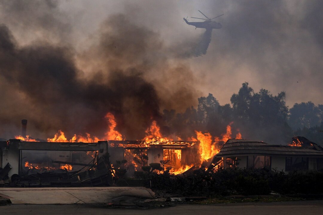 Waldbrand in Südkalifornien treibt Tausende aus den Häusern - Tausende Menschen haben ihre Häuser verlassen. 