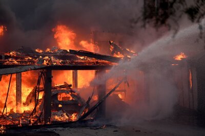 Waldbrand in Südkalifornien treibt Tausende aus den Häusern - Heftige Winde breiten die Flammen in Kalifornien schnell aus. 