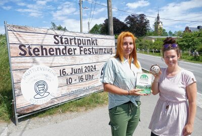 Waldkirchener Feuerwehr feiert beim Heimatfest ein großes Jubiläum - Sindy Franke und Jenny Meding stehen an dem Startpunkt, von dem aus am Sonntag zahlreiche Besucher die Ortshistorie beim stehenden Festumzug erkunden sollen. Foto: Andreas Bauer