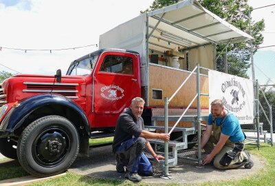 Waldkirchener Feuerwehr feiert beim Heimatfest ein großes Jubiläum - Nicht nur Feuer kann die Waldkirchener Feuerwehr löschen, sondern dank eines umgebauten Oldtimers auch den Durst der Besucher. Sven Baldauf und Jörg Auerswald haben auf dem Festplatz alles vorbereitet. Foto: Andreas Bauer