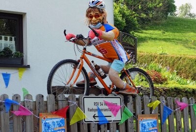 Waldkirchener Feuerwehr feiert beim Heimatfest ein großes Jubiläum - Auch auf die sportlichen Traditionen von Waldkirchen wird mithilfe der aufgestellten Puppen eingegangen. Foto: Andreas Bauer