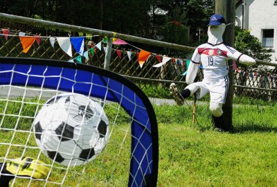 Waldkirchener Feuerwehr feiert beim Heimatfest ein großes Jubiläum - Einige haben ihren Garten auch passend zur Fußball-Europameisterschaft mit Puppen geschmückt. Foto: Andreas Bauer