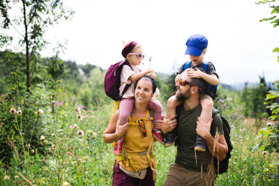 Spannende Abenteuer kann man mit der Familie überall in der Natur erleben.