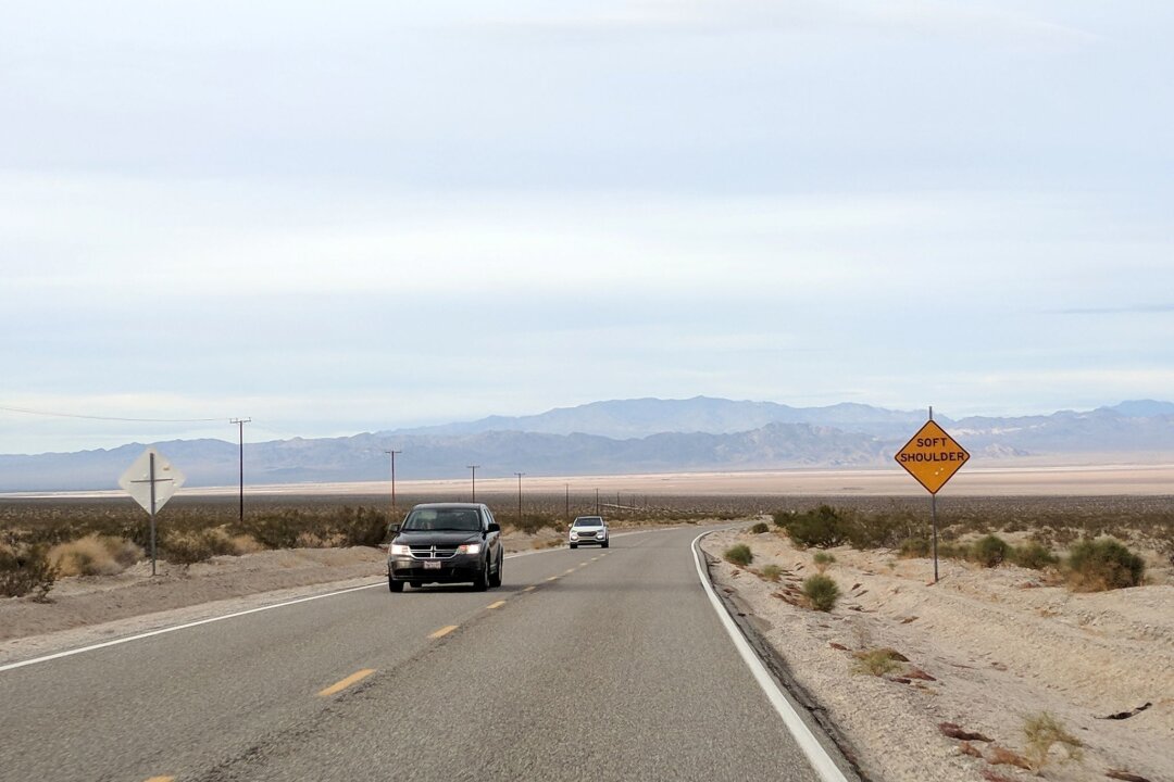 Wann brauche ich einen internationalen Führerschein? - Roadtrip durch die Mojave-Wüste: In den USA hat man lieber einen internationalen Führerschein dabei, da der deutsche Führerschein allein dort nicht anerkannt werden muss.